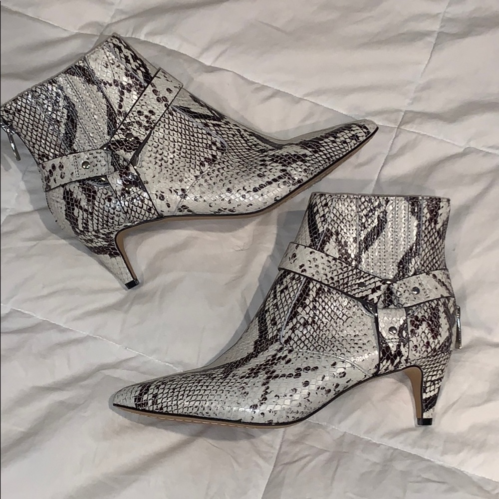 New Vince Camuto Snakeskin Kitten Heel Booties 😍